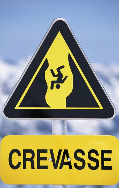 Warnschild in schneebedecktem Gebiet — Stockfoto