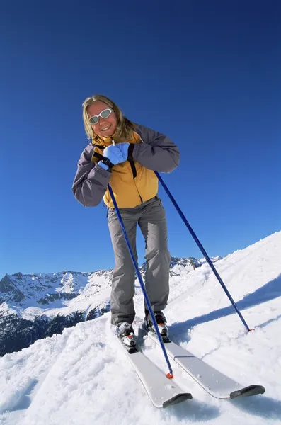 Jonge Vrouw Skiën — Stockfoto