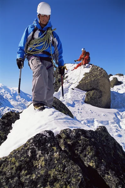Jovens homens montanhosos escalando no pico nevado — Fotografia de Stock