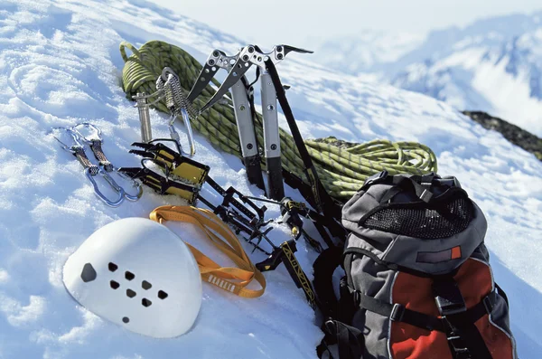 登山装备在雪中 — 图库照片