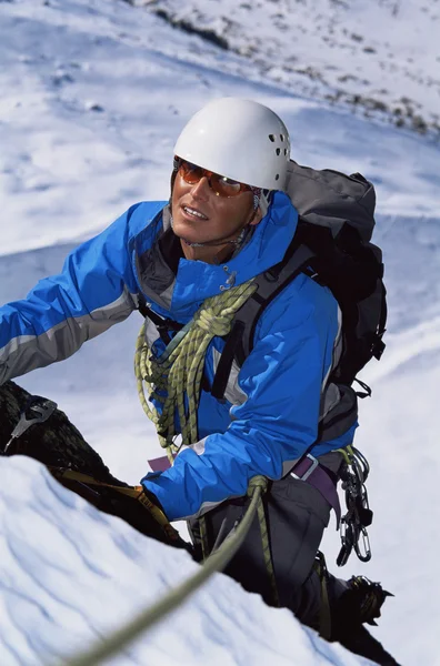 Jonge Man Bergbeklimmen Besneeuwde Peak — Stockfoto