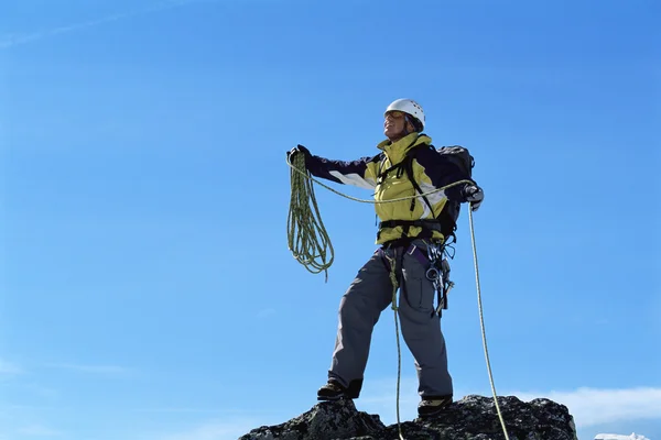 Bergbeklimmer op de top van de top van de berg — Stockfoto
