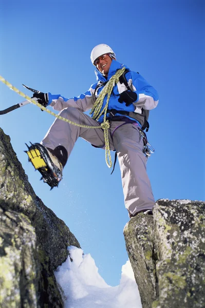 Jovem Montanhês Escalando Pico Nevado — Fotografia de Stock