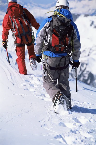 Jonge Mannen Bergbeklimmen Besneeuwde Peak — Stockfoto