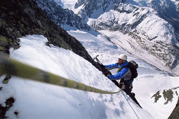Hombres Jóvenes Montañismo Pico Nevado —  Fotos de Stock