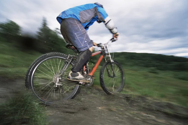 Молодий чоловік гірський велосипед — стокове фото