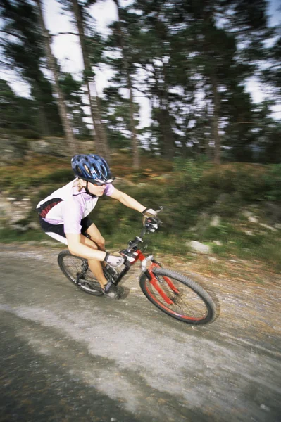 Ung Kvinna Mountainbike — Stockfoto