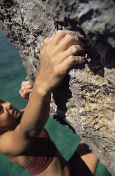 Eine Junge Frau Klettert Eine Felswand Hinauf — Stockfoto
