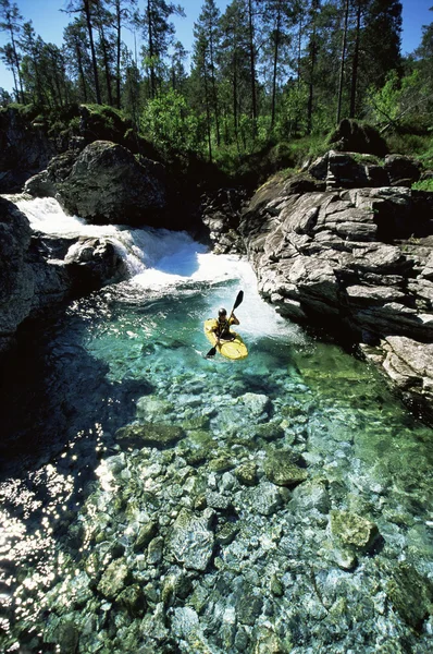 Молодий чоловік катається на байдарках у річці — стокове фото