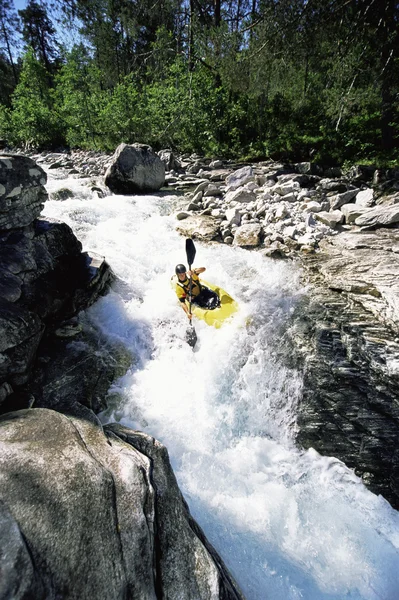 Joven Kayak Rápidos — Foto de Stock