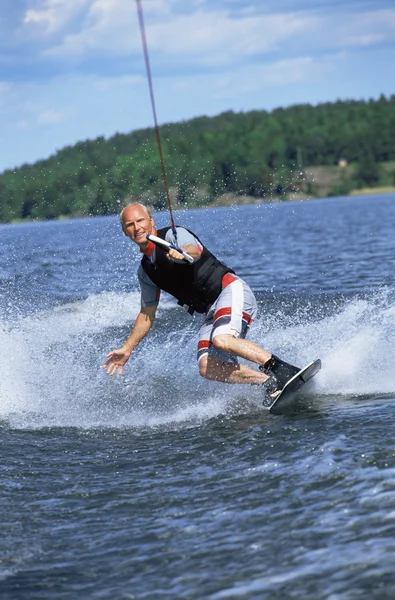 Молодой человек катается на водных лыжах — стоковое фото