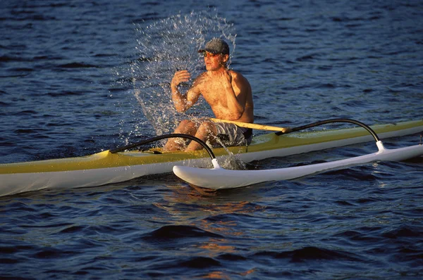 Homem Refrescante Enquanto Canoagem — Fotografia de Stock