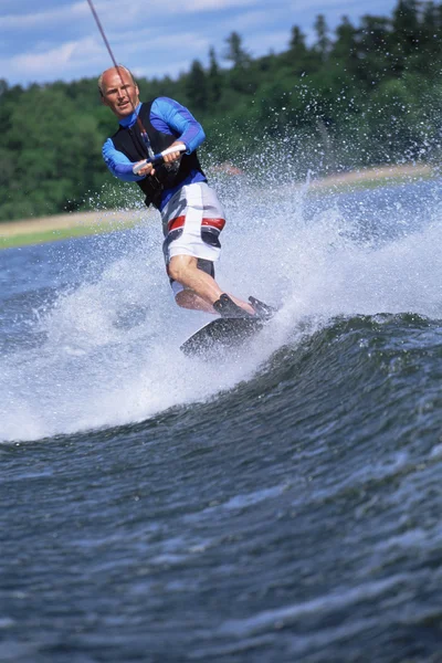 Un joven esquiando en el agua — Foto de Stock