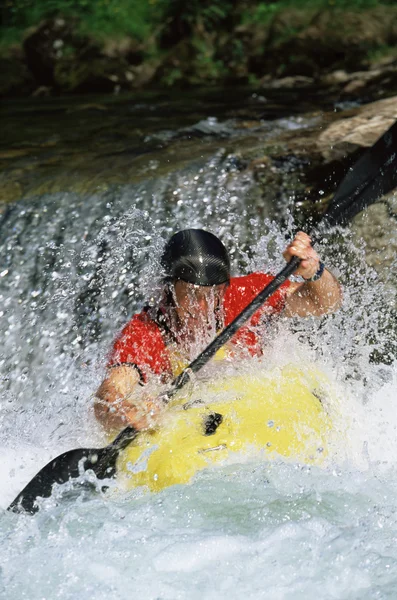 Jeune homme kayak en rivière — Photo