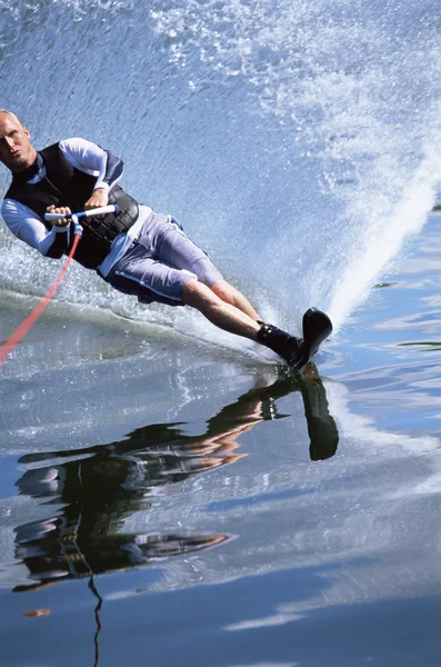 Молодий чоловік катається на водних лижах — стокове фото