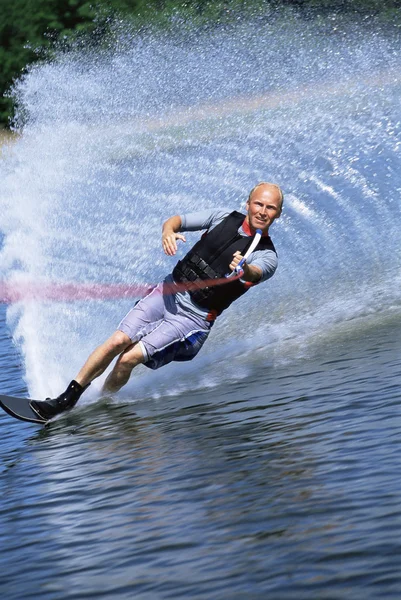 Молодой человек катается на водных лыжах — стоковое фото