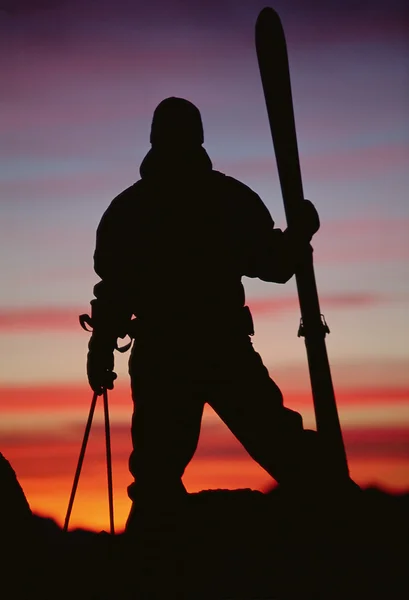 Silhouette eines Snowboarders gegen Sonnenuntergang — Stockfoto
