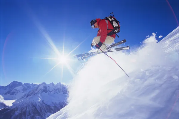 Junger Mann Beim Skifahren — Stockfoto