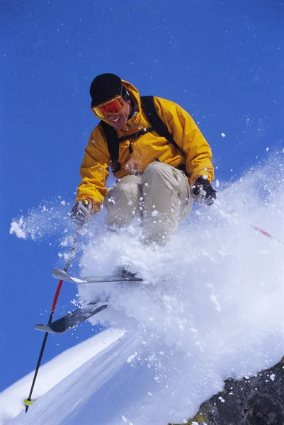 年轻男子滑雪 — 图库照片