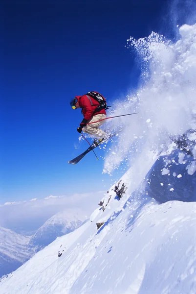 Skiër springen — Stockfoto