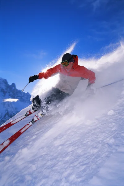 Jovem Esquiando — Fotografia de Stock