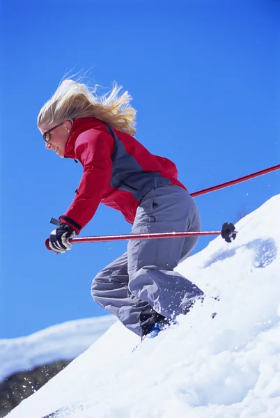 Mujer Joven Esquiando —  Fotos de Stock