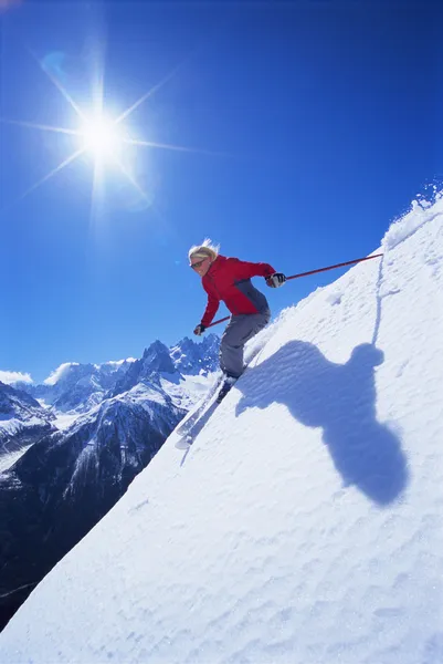 Mujer joven esquiando — Foto de Stock