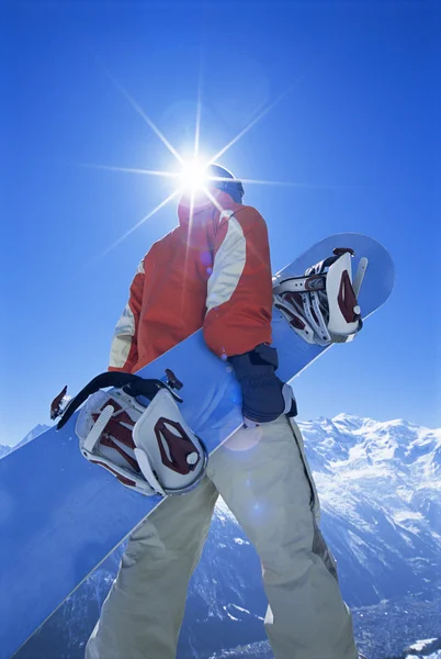 Молодой человек с сноубордом — стоковое фото