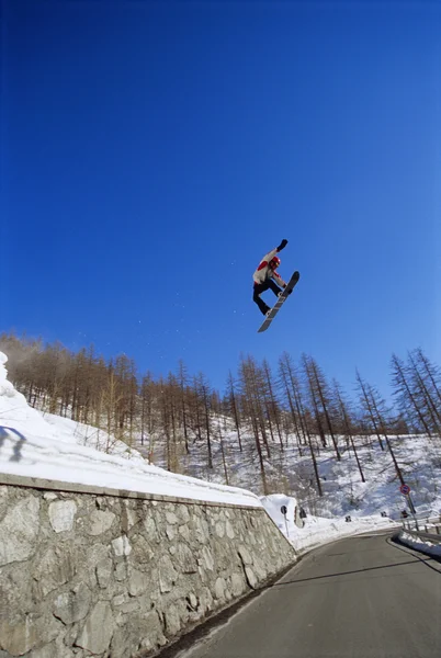 Fiatal férfi snowboard — Stock Fotó
