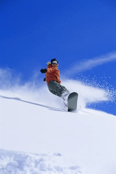 Mladá Žena Snowboarding — Stock fotografie