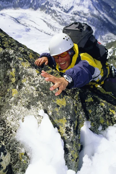 Alpinista Escalando Rochas Nevadas — Fotografia de Stock