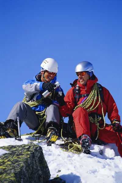 Fiatal Férfiak Hegymászás Havas Csúcs — Stock Fotó
