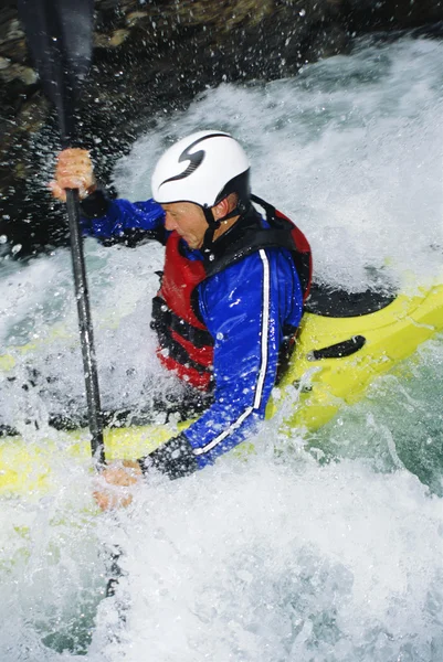 Uomo Kayak Rapide — Foto Stock