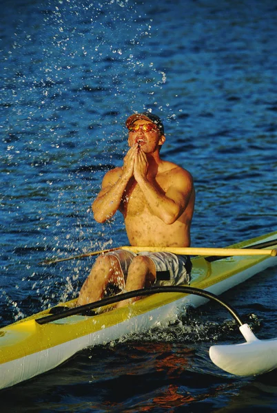 Un uomo in canoa — Foto Stock