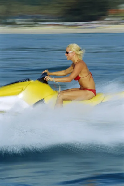 Una donna su una moto d'acqua — Foto Stock