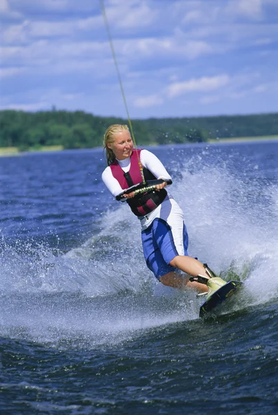 Uma jovem mulher esqui aquático — Fotografia de Stock