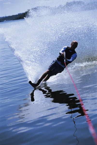 Ein Junger Mann Beim Wasserski — Stockfoto