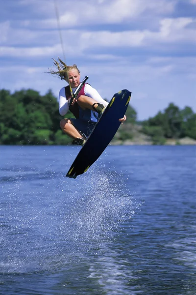 Молодая женщина катается на водных лыжах — стоковое фото