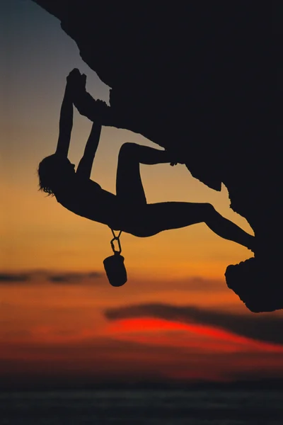 Eine Junge Frau Klettert Eine Felswand Hinauf — Stockfoto