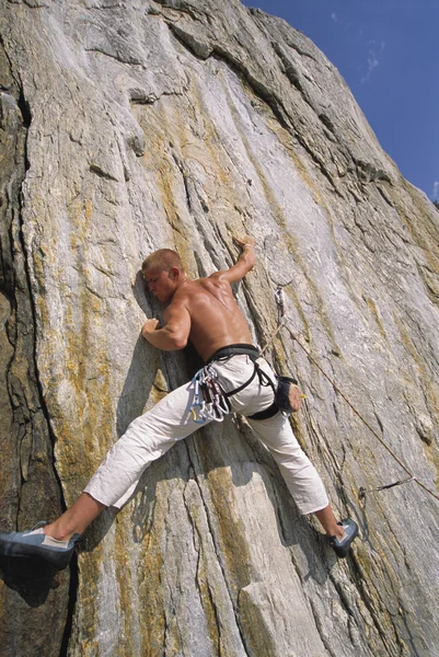 Hombre Escalando Una Cara Roca — Foto de Stock