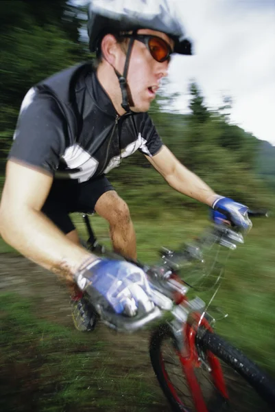 Man mountain biking — Stock Photo, Image