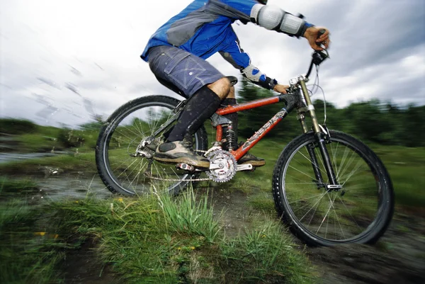 Jovem homem mountain bike — Fotografia de Stock
