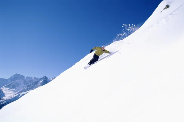 Mulher jovem snowboard — Fotografia de Stock