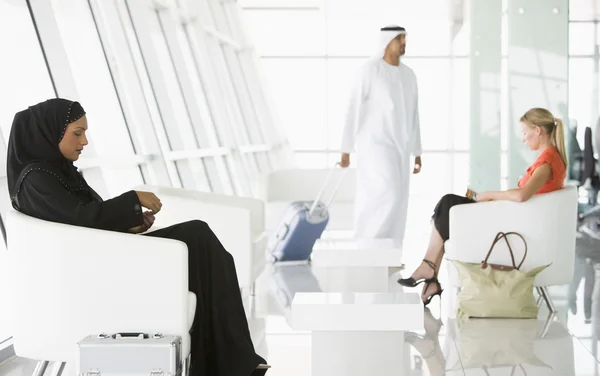 Havaalanına gidiş salonunda bekleyen yolcular — Stok fotoğraf