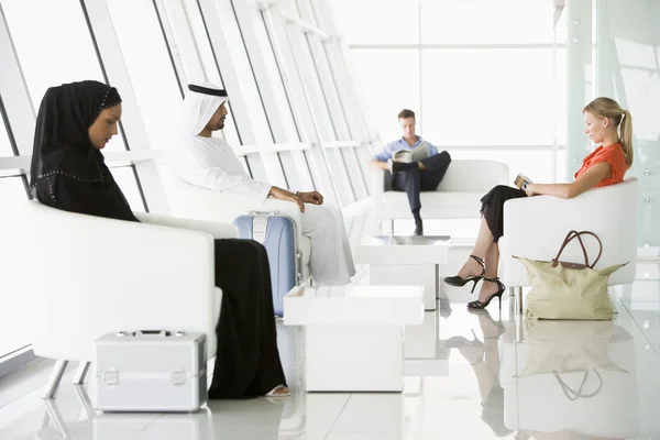 Passagers Attente Dans Salon Départ Aéroport — Photo