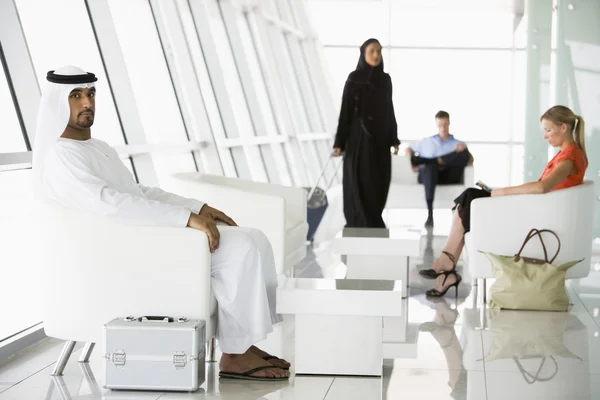 Пассажиры, ожидающие в зале вылета аэропорта — стоковое фото
