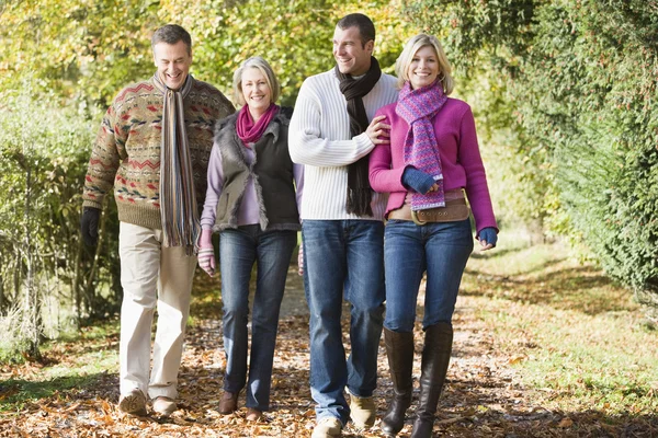 Família Várias Gerações Que Gosta Caminhar Através Florestas Outono — Fotografia de Stock