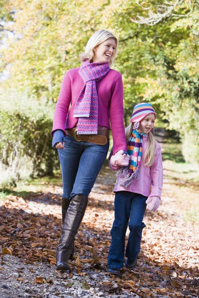 Mor och dotter promenader längs woodland väg — Stockfoto