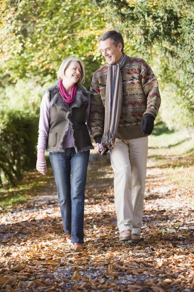 Senior koppel wandelen langs herfst pad — Stockfoto