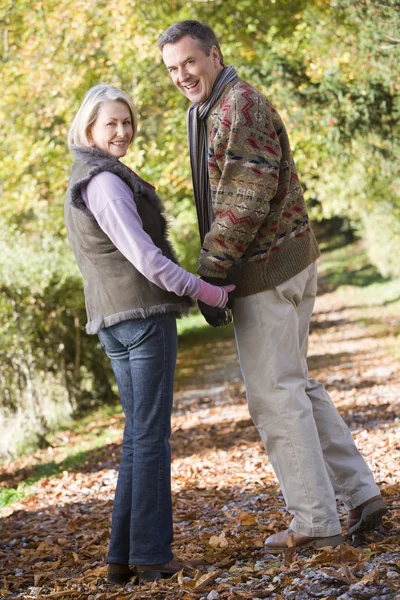 Seniorenpaar Auf Waldspaziergang Durch Den Herbstwald — Stockfoto